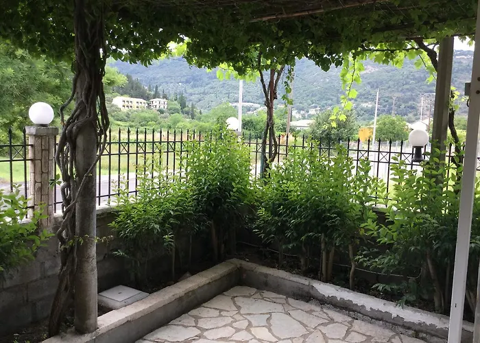 Filoxenia Kontogiannis * Λαζαράτα